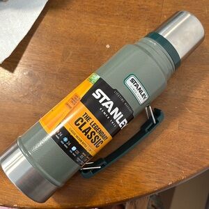 Green Stanley Classic Vacuum Bottle